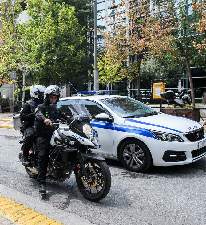 Ένοπλος έχει κλειδωθεί σε διαμέρισμα στου Ζωγράφου και απειλεί να πυροβολήσει