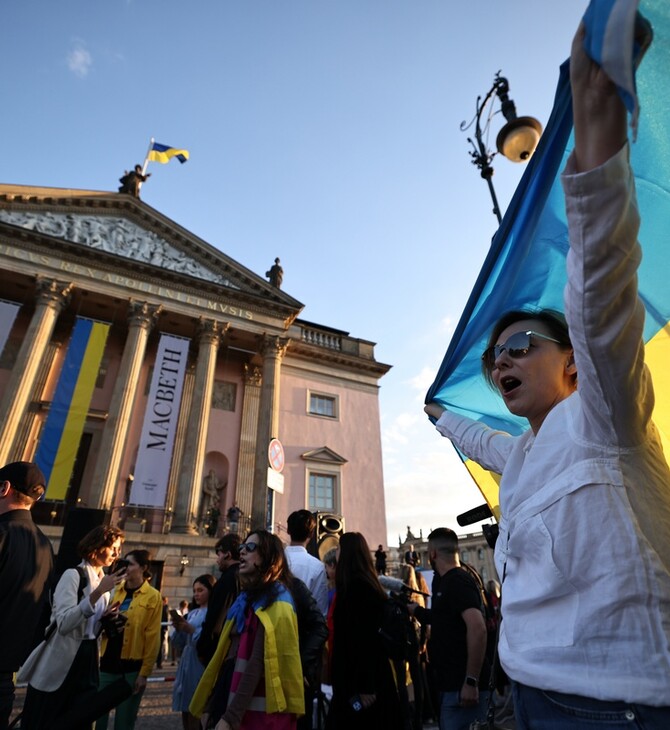 Διαμαρτυρία έξω από την όπερα του Βερολίνου- Για την εμφάνιση της Άννα Νετρέμπκο