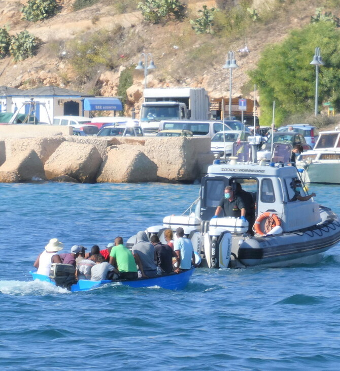 Λαμπεντούζα: Νεκρό βρέφος σε σκάφος μεταναστών - Είχε γεννηθεί εν πλω