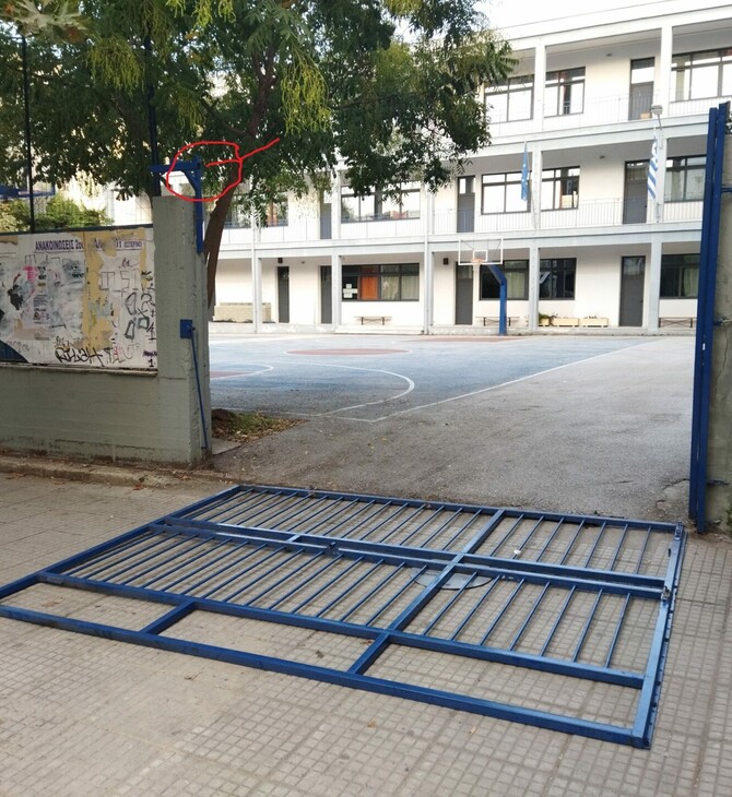 Βόλος: Κατέρρευσε καγκελόπορτα σχολείου - Καθηγήτρια χτυπήθηκε στο κεφάλι