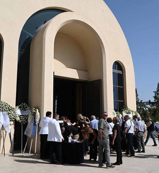 Τροχαίο στη Λιβύη: Σε κλίμα οδύνης η κηδεία των δύο αδελφών