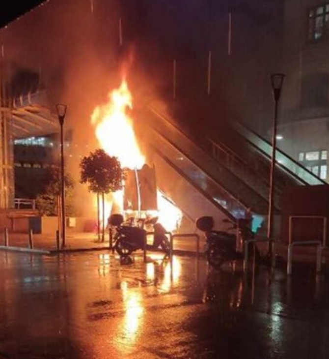Πειραιάς: Φωτιά σε κυλιόμενη σκάλα έξω από τον σταθμό του μετρό