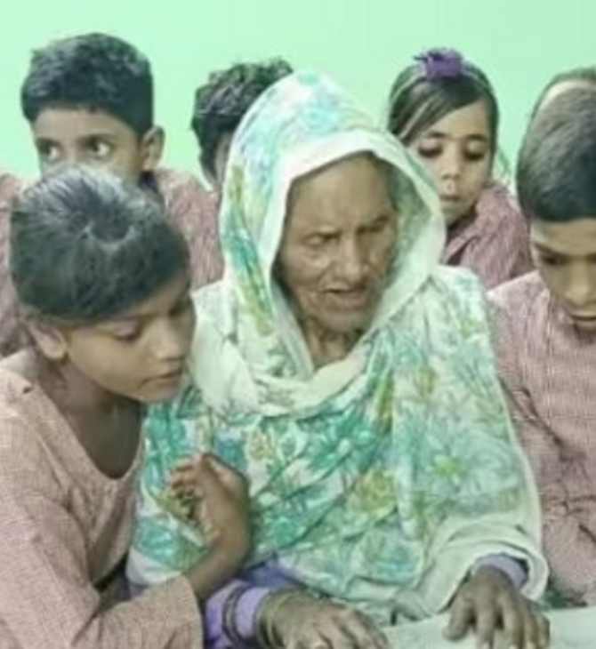 Ινδία: Πήγε για πρώτη φορά σχολείο στα 92 της χρόνια- Πλέον γνωρίζει γραφή και ανάγνωση