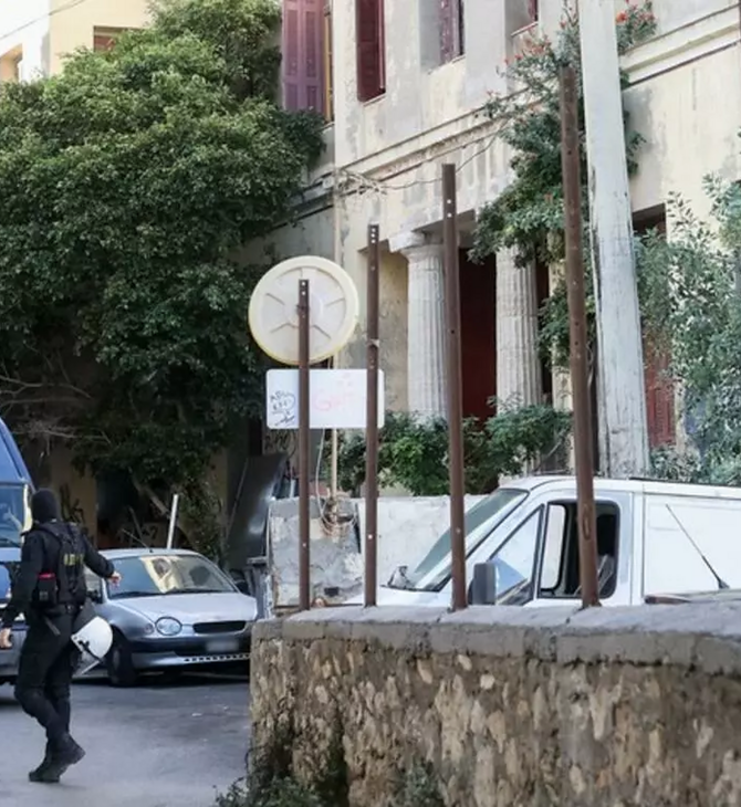 Εκκένωση κατάληψης στο Ηράκλειο: Τραυματίστηκε συλληφθείς που πήγε να διαφύγει από τους αστυνομικούς