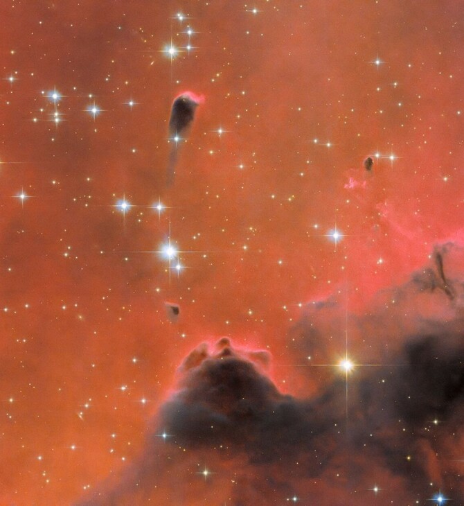 Tηλεσκόπιο Hubble: Εντόπισε αστραφτερό κόκκινο νεφέλωμα 7.000 έτη φωτός μακριά
