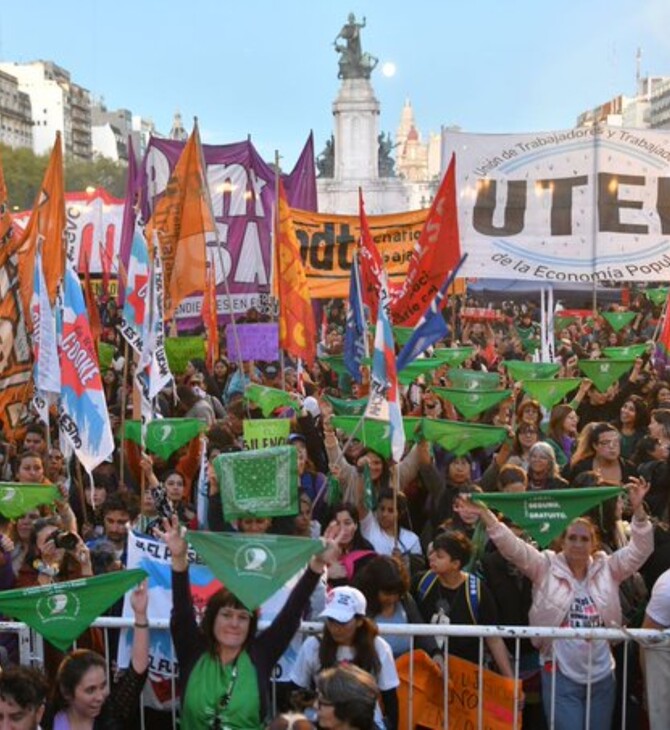 Αργεντινή: Χιλιάδες γυναίκες διαδήλωσαν για το δικαίωμα στην άμβλωση