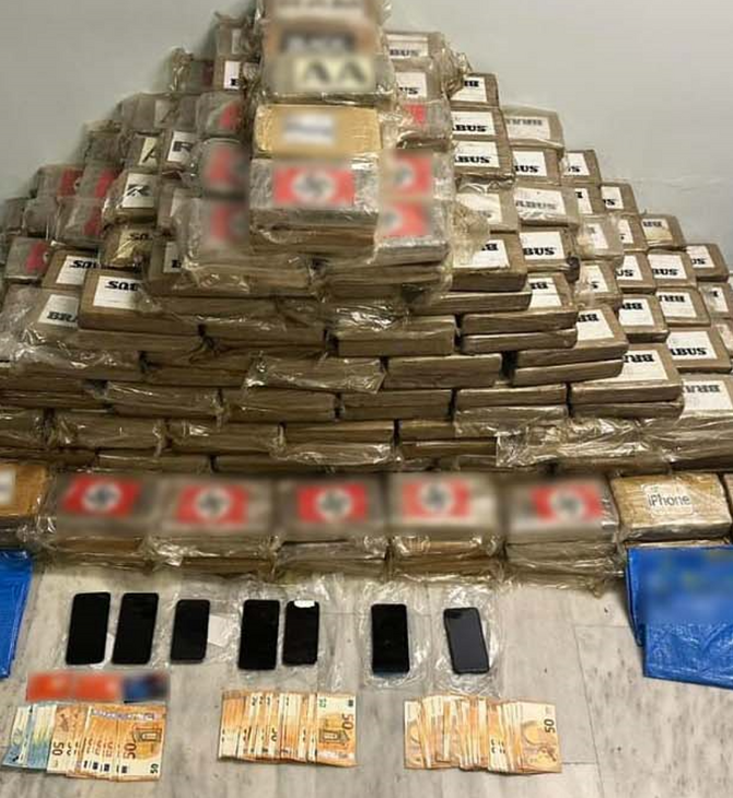 Προφυλακίστηκαν οι συλληφθέντες για τα 585 κιλλα κοκαΐνης σε πακέτα με ναζιστικά σύμβολα 