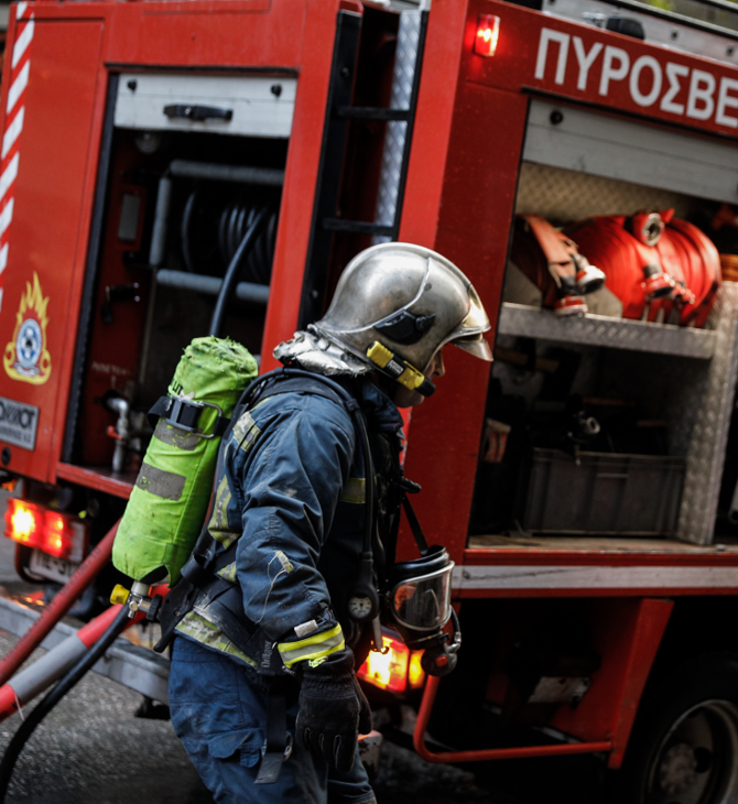 Άγιος Παντελεήμονας: Φωτιά σε κτίριο στην Αχαρνών- Κάηκε κατάστημα ηλεκτρικών ειδών