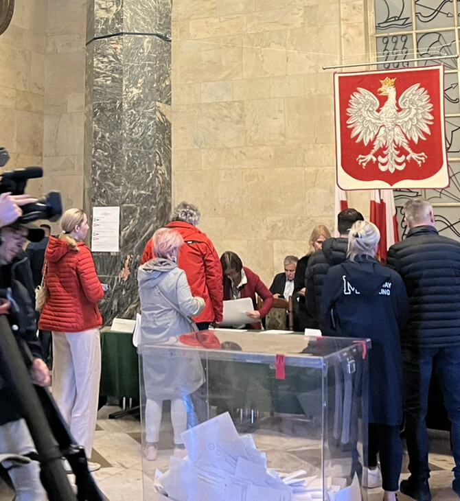Εκλογές στην Πολωνία: Στις κάλπες οι πολίτες – Προβάδισμα στο κυβερνών κόμμα δίνουν οι δημοσκοπήσεις