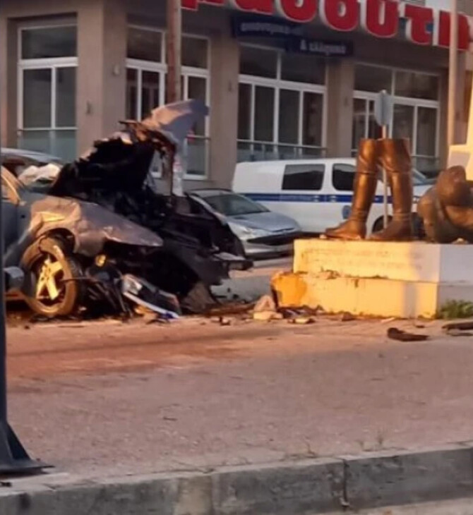 Τροχαίο δυστύχημα στη Φλώρινα: Αυτοκίνητο συγκρούστηκε με άγαλμα