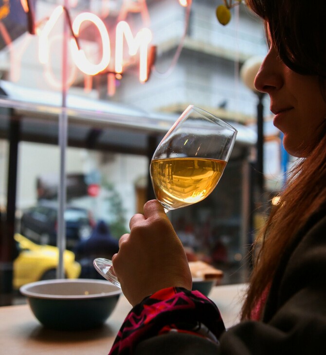 Πίνουμε (και) οικονομικά στα wine bars