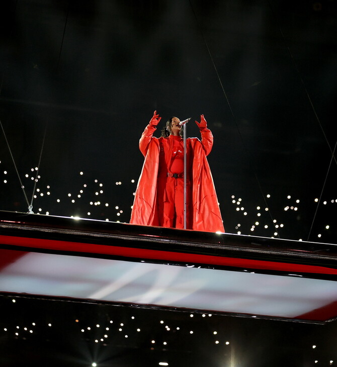 Rihanna: Ανάρπαστη η (πανάκριβη) κόκκινη φόρμα που φόρεσε στο Super Bowl 2023