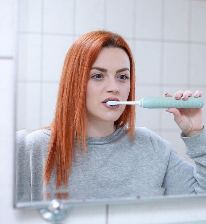 Γιατί δεν πρέπει να βουρτσίζουμε τα δόντια μας περισσότερες από δύο φορές την ημέρα