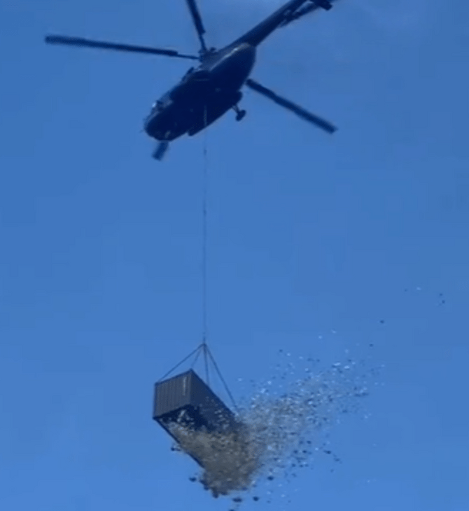 Πέταξε χρήματα από ελικόπτερο 