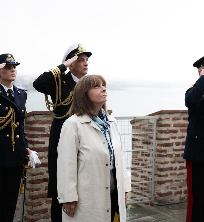 Έπαρση της σημαίας στον Λευκό Πύργο παρουσία της Κατερίνας Σακελλαροπούλου