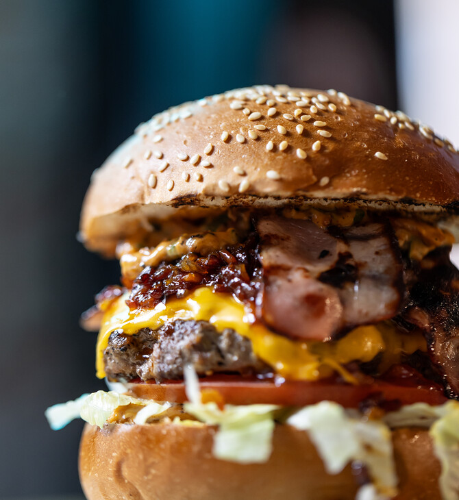 Ο Σταύρος Βαρθαλίτης δημιουργεί το νέο limited-edition burger των PAX και φωνάζει «Ω να σου!»