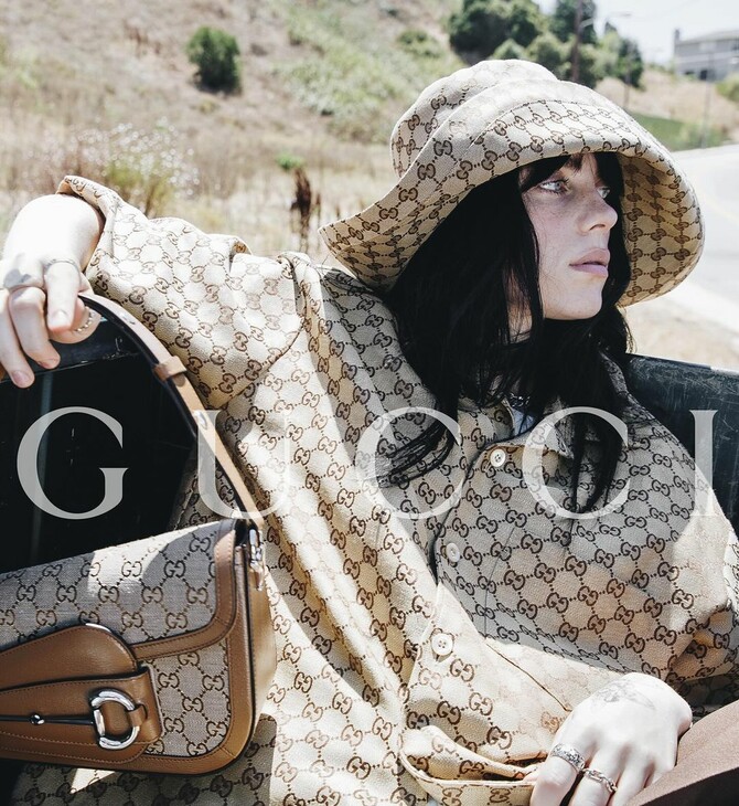 H Billie Eilish φωτογραφίζεται με την πρώτη vegan τσάντα του οίκου Gucci