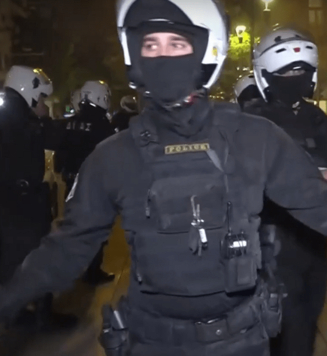 Επεισόδια τώρα στην πλατεία Βικτωρίας