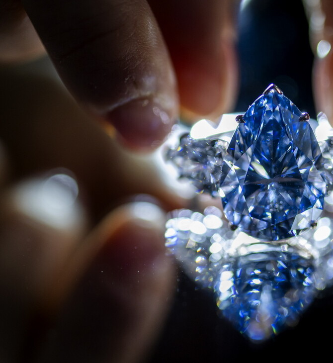 Τιμή ρεκόρ για το μεγαλύτερο μπλε διαμάντι σε δημοπρασία του οίκου Christie's