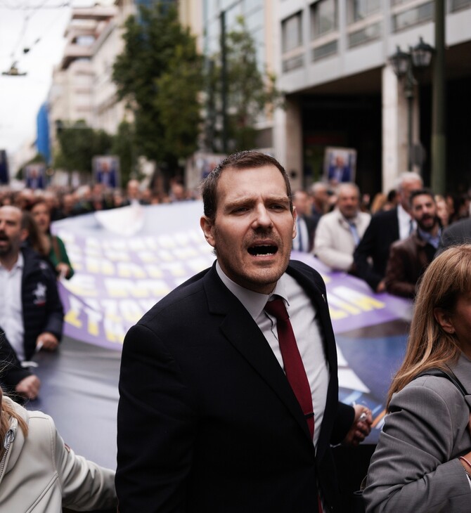 Αντιπολίτευση από τους πολίτες και το «κίνημα της γραβάτας» που επέστρεψε