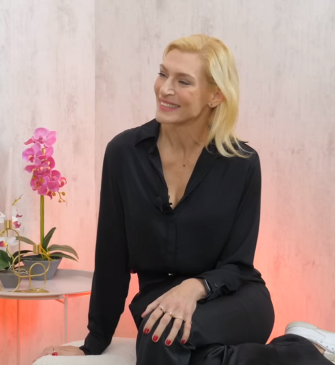 «50 Shades of Fake»: Η Ζέτα Δούκα έγινε 50 και τρολάρει τα στερεότυπα για την ηλικία