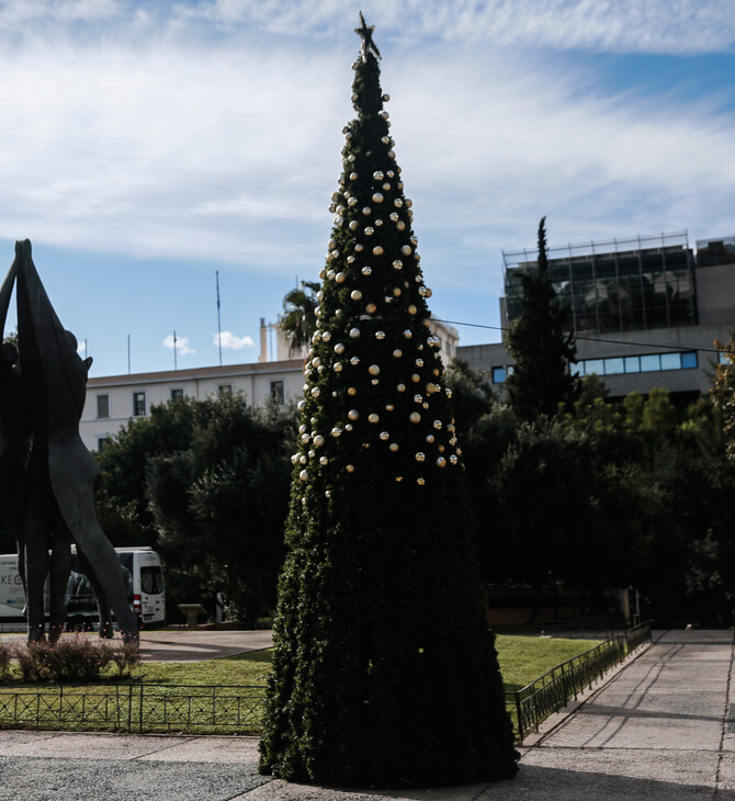 Χριστούγεννα 2023: Έκλεψαν τα στολίδια από το δέντρο στην Πλατεία Κλαυθμώνος