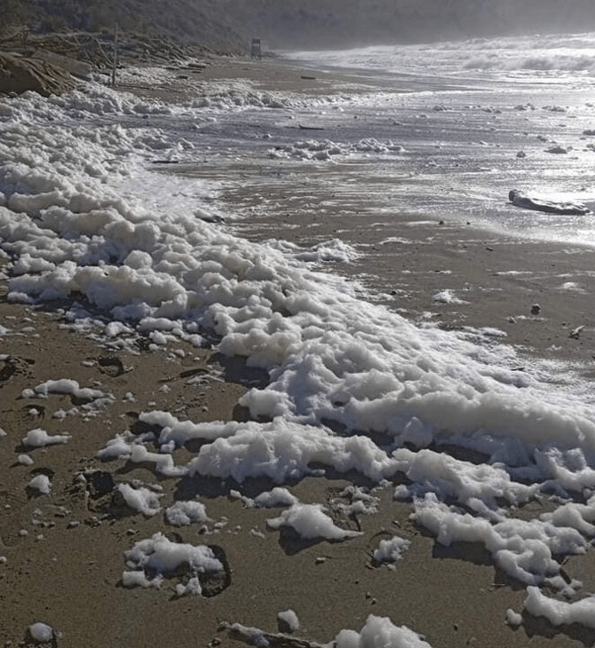 Τι είναι το «cappuccino coast» που εμφανίστηκε στις παραλίες της Κρήτης