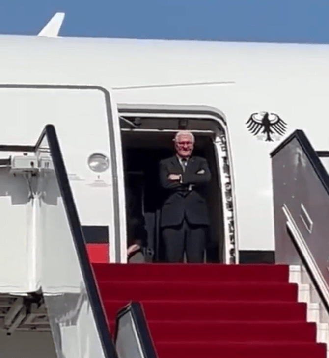 Κατάρ: Ο Γερμανός πρόεδρος περίμενε μισή ώρα στη σκάλα του αεροπλάνου 