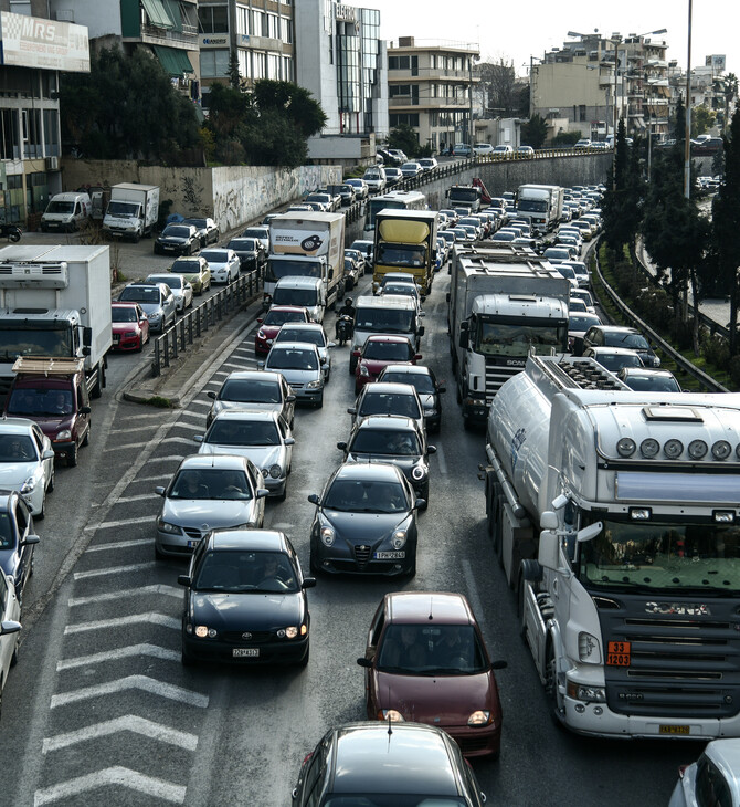 Κίνηση στους δρόμους: Ουρές χιλιομέτρων στον Κηφισό μετά από ανατροπή τρέιλερ 