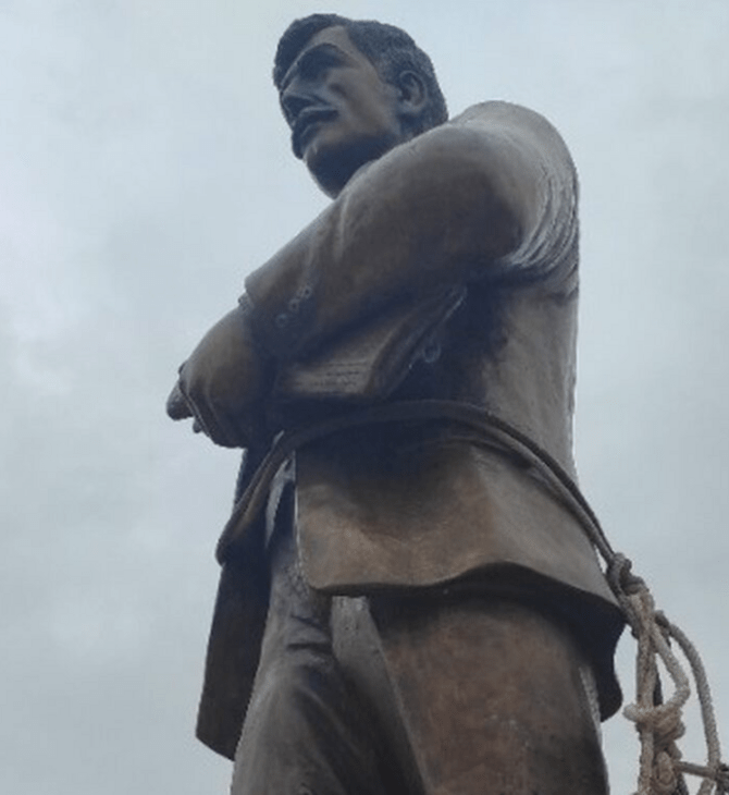 Θεσσαλονίκη: Επιχείρησαν να κλέψουν μπρούτζινο άγαλμα, το έδεσαν με σχοινί 