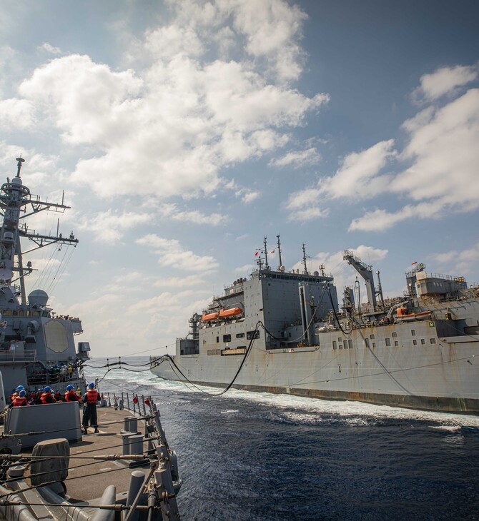 Πεντάγωνο: Επίθεση σε πολεμικό πλοίο των ΗΠΑ και πολλά εμπορικά στην Ερυθρά Θάλασσα