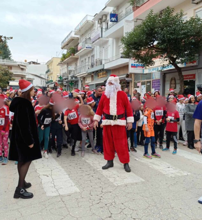 Τουλάχιστον 1.500 μικροί και μεγάλοι Αγιοβασίληδες έτρεξαν για καλό σκοπό