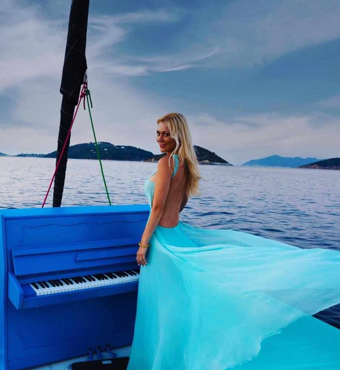 Η Έλενα Ξυδιά θα παίξει πιάνο μαζί με το ολόγραμμά της - Τι ετοιμάζει η «ιπτάμενη πιανίστρια»