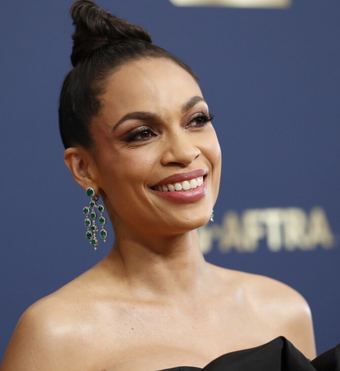 Η Rosario Dawson θα γίνει για πρώτη φορά γιαγιά στα 44 της