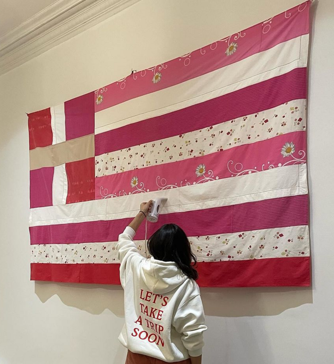 Ροζ ελληνική σημαία: Η πρώτη αντίδραση της Γεωργίας Λάλε μετά την απόσυρση του έργου της