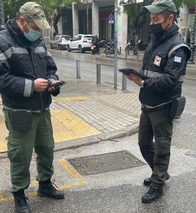Λαμία: Χτύπησε δημοτικό αστυνομικό γιατί του έκοψε κλήση για παράνομο παρκάρισμα 