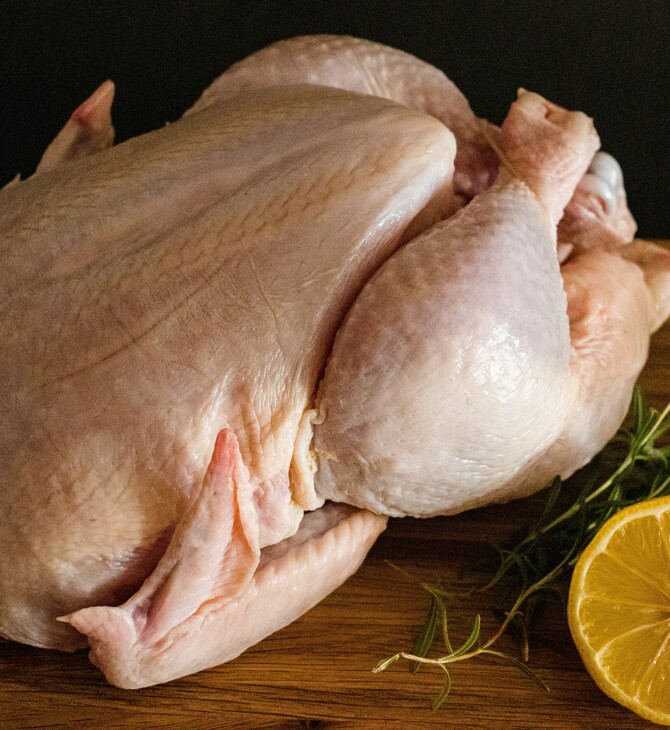 Πρέπει ή όχι να πλένουμε το ωμό κοτόπουλο; Οι ειδικοί απαντούν