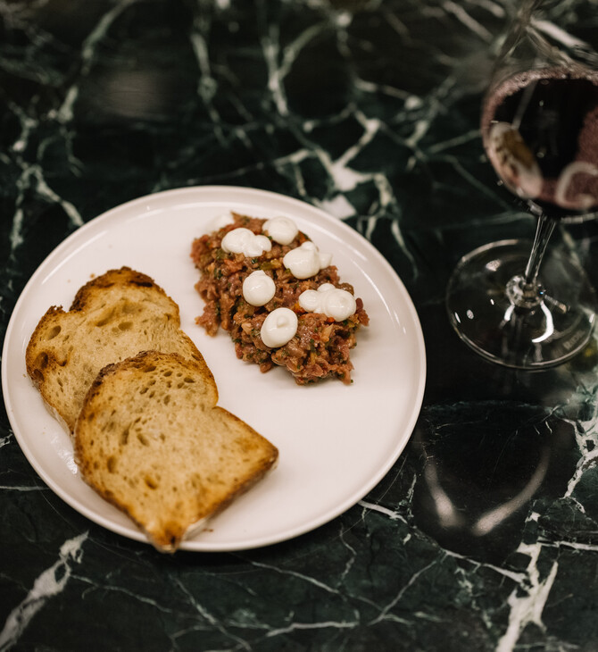 Gamay: Στο νέο κουλ μπαρ της Αθήνας για φυσικά κρασιά, pinsa με μορταδέλα και ντίσκο