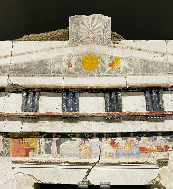 Μια σκηνή συμποσίου υψηλής ζωγραφικής σε έναν αρχαίο μακεδονικό τάφο