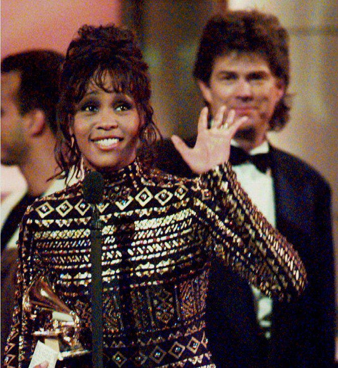 Κάνοντας unboxing το λαμπερό φόρεμα που φορούσε η Whitney Houston στα βραβεία Grammy το 1994