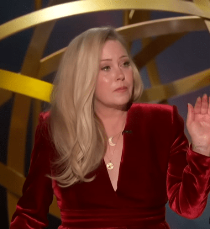 Η Κριστίνα Άπλγκεϊτ στη σκηνή των βραβείων Emmy - Σηκώθηκαν όλοι όρθιοι