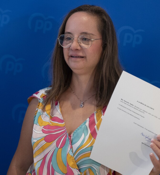 Mar Galcerán: Στην Ισπανία μόλις εξελέγη η πρώτη βουλευτής με σύνδρομο Down 