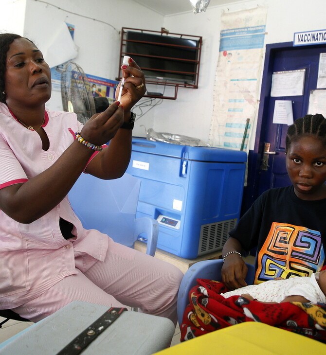 Το Καμερούν έγινε η πρώτη χώρα που ξεκινά πρόγραμμα εμβολιασμού για την ελονοσία
