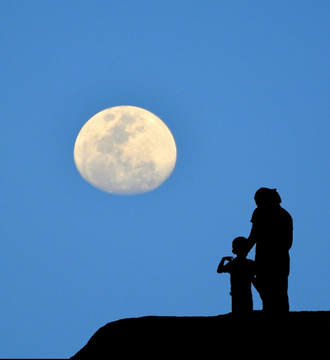 Όταν κοιτάζουμε το φεγγάρι, βλέπουμε τον εαυτό μας 