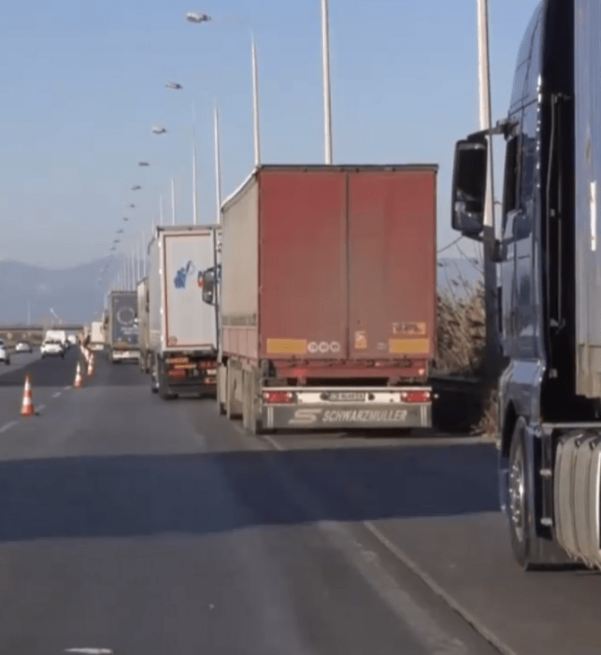 Κακοκαιρία Avgi: Ακινητοποιημένες 50 νταλίκες στα Μάλγαρα λόγω της απαγόρευσης για βαρέα οχήματα