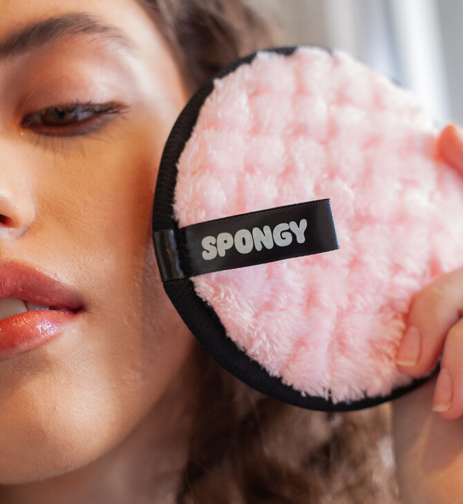  SPONGY: To Viral Βrand στο TikTok που Έκανε το Ντεμακιγιάζ Παιχνιδάκι