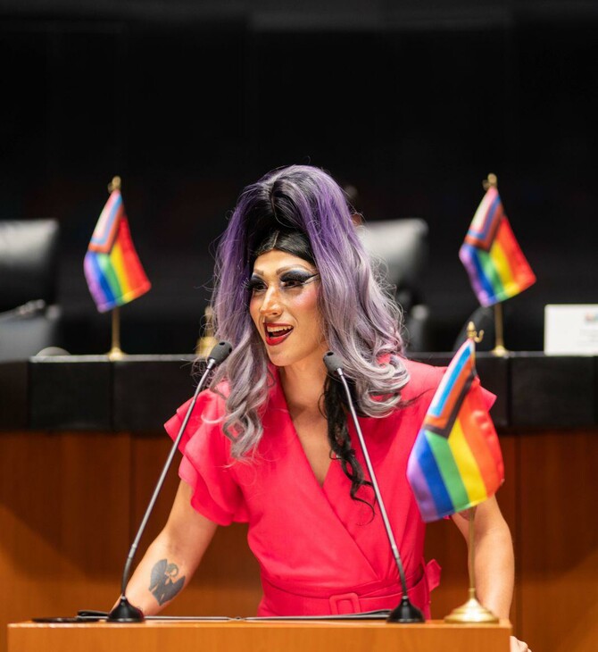 Η drag queen Amanda από το Μεξικό γράφει ιστορία με τη δική της ειδησεογραφική εκπομπή