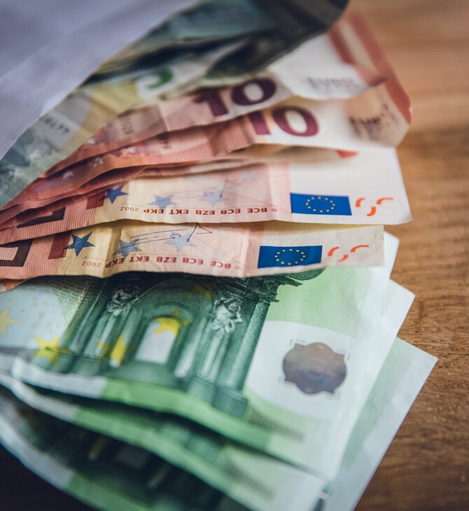 Νέο έκτακτο επίδομα 718 ευρώ: Οι δικαιούχοι και τα κριτήρια