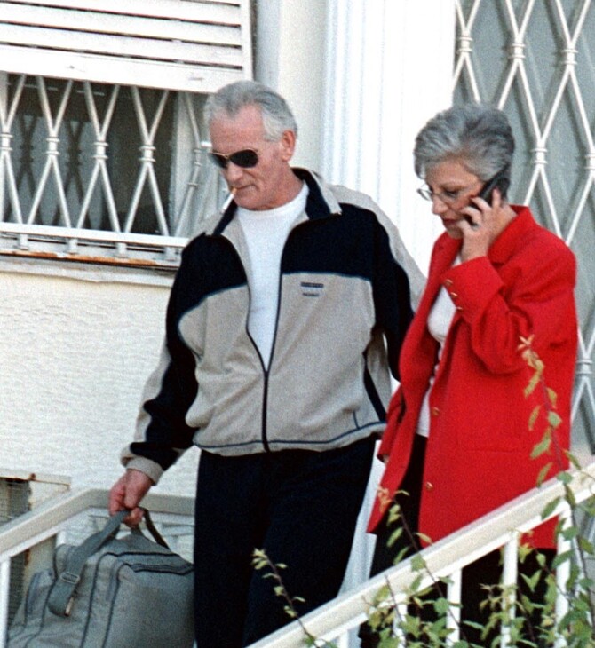 Κορυδαλλός, 25 Απριλίου 2000. Ο Βαγγέλης Ρωχάμης αποφυλακίζεται. Δίπλα του η δικηγόρος του Φωτεινή Βερνέζη - Φωτ:ΑΠΕ