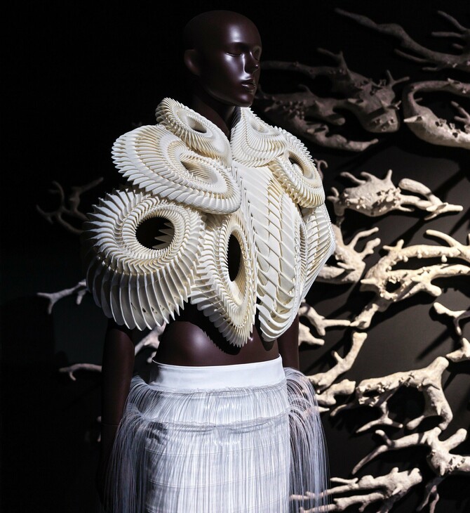 Iris van Herpen: Σμιλεύοντας τις αισθήσεις